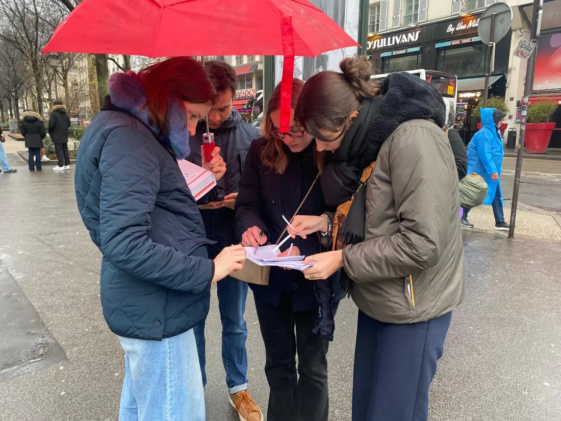 Balade olfactive dans Paris, groupe sous un parapluie