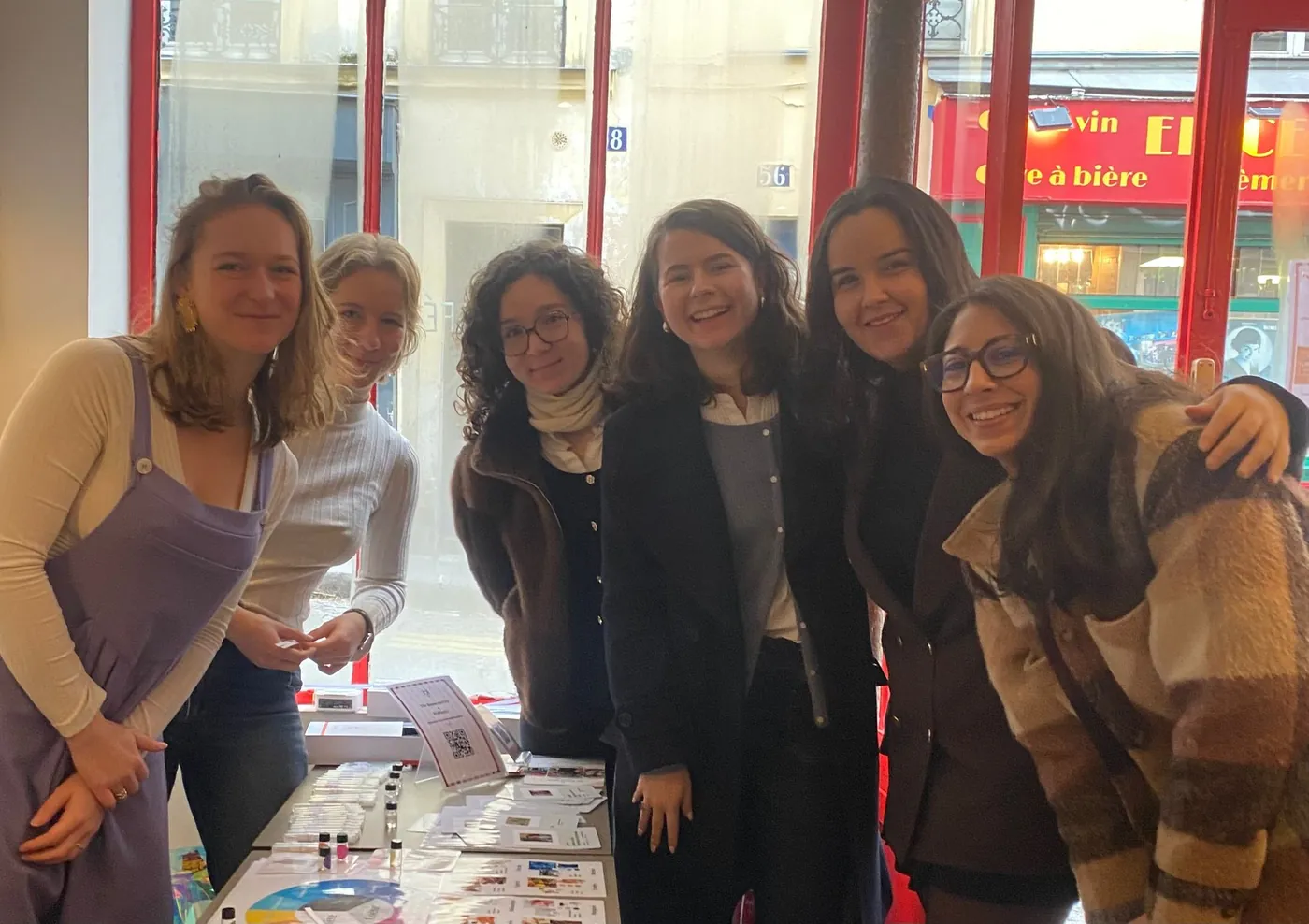 Participantes souriantes autour d'une table d'atelier olfactif