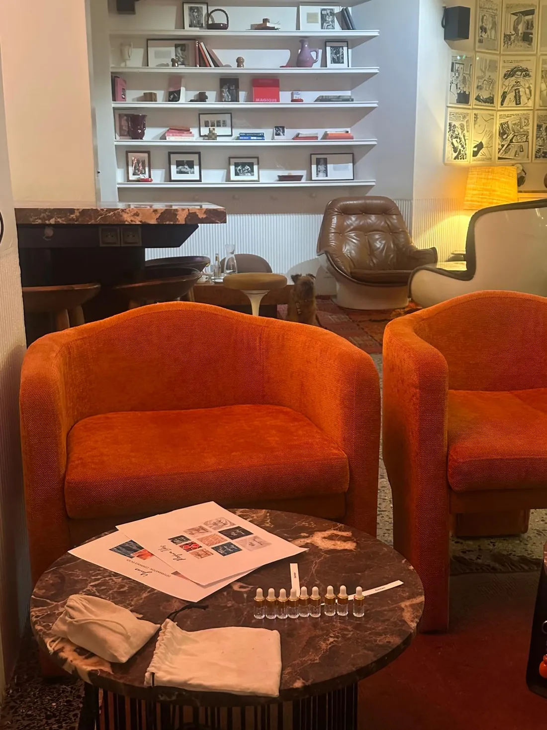 Table ronde et fauteuils orange, mouillettes et moodboards prêts pour une animation