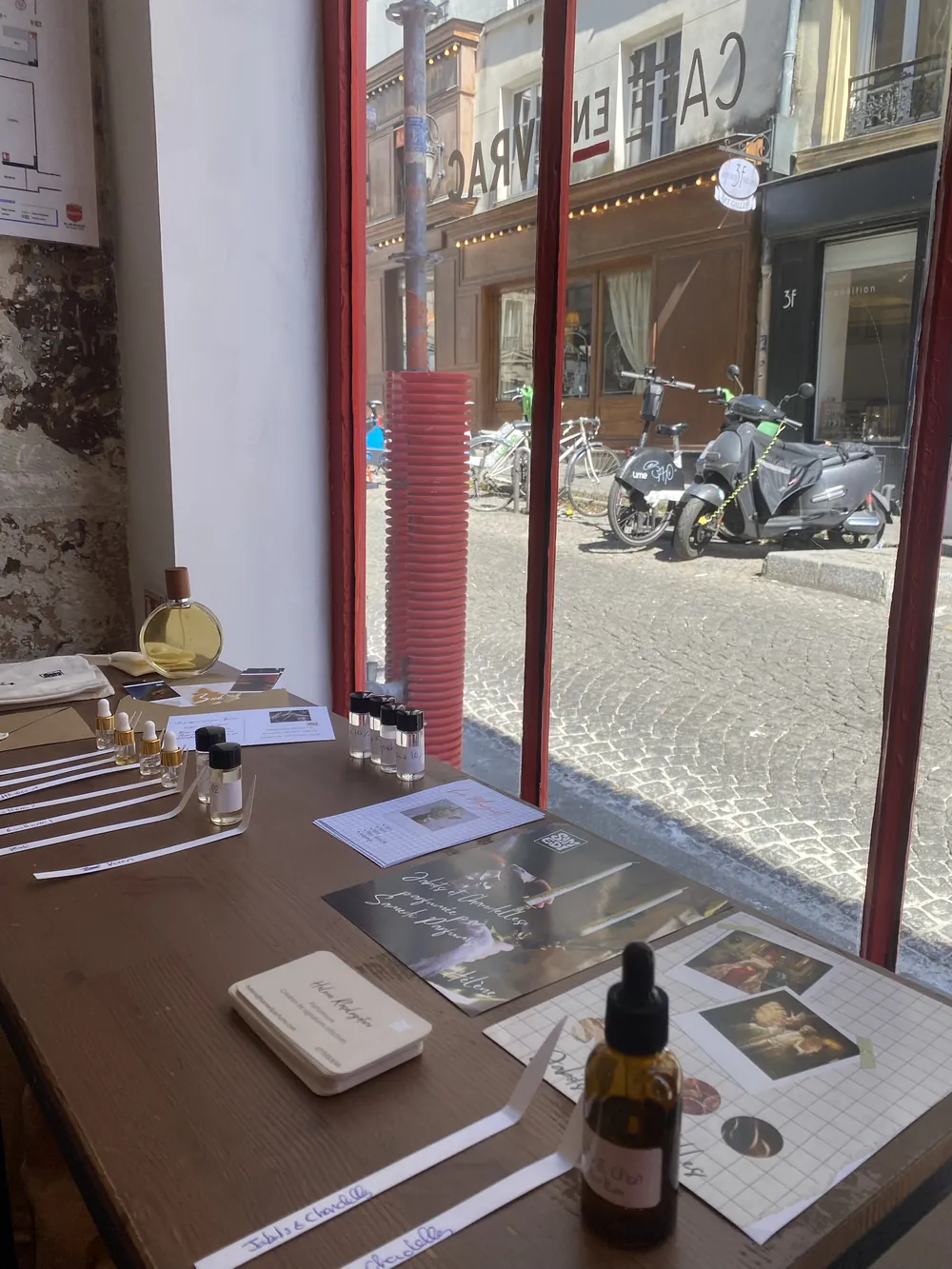 Table d'animation en vitrine : mouillettes, flacons et supports de présentation