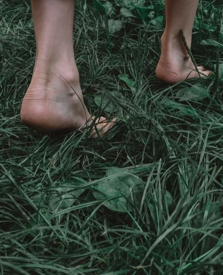 Souvenir, pieds nus dans l'herbe